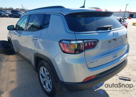 2024 Jeep Compass Latitude 4X4 z USA, uszkodzony, nr VIN 3C4NJDBN9RT110998